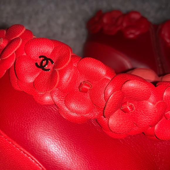 Chanel limited edition Camellia flower ankle boots in red - Picture 3 of 4